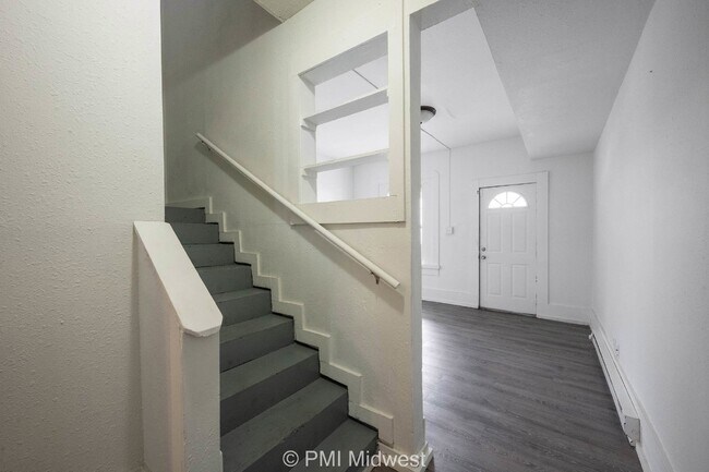 Building Photo - "Charming Duplex Retreat: Spacious 2-Bedro...