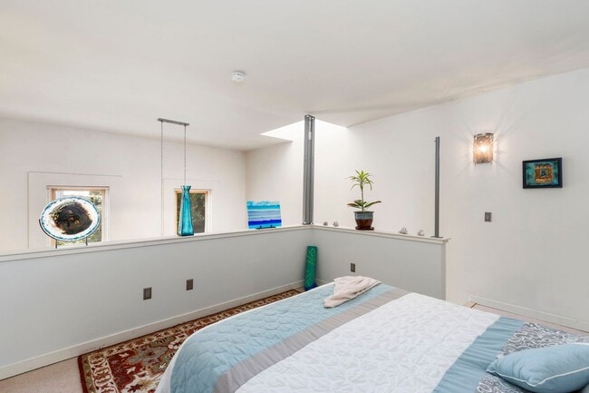 Building Photo - Charming Studio Condo For Rent Downtown Po...
