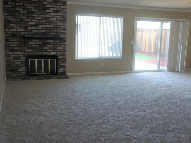 Building Photo - Lots of room