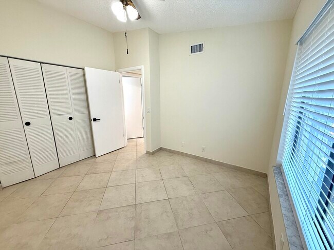 Building Photo - 6649 Somerset Dr