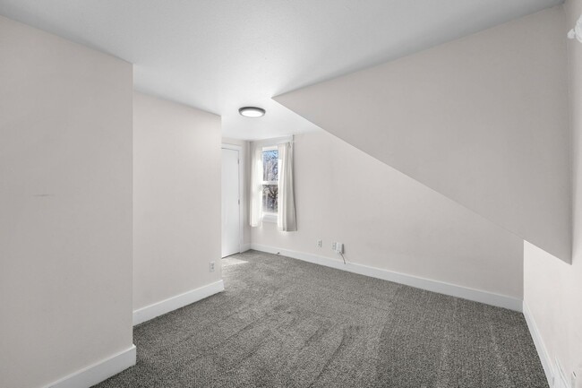 Building Photo - Great Location! Northtown Charmer!