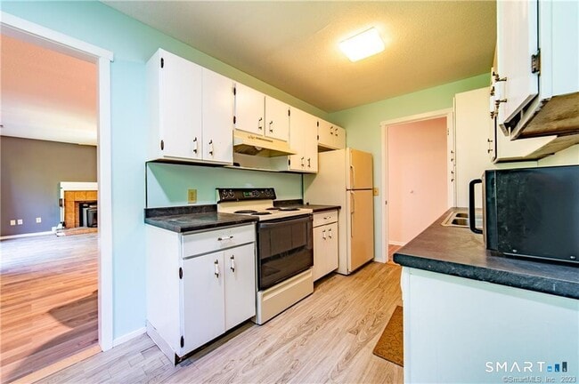 Building Photo - 140 Woodvale Dr
