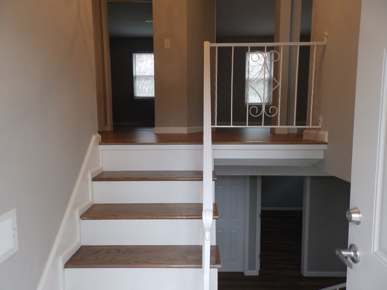 entry landing - 10008 W 95th St