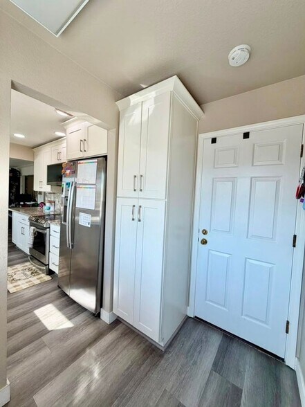 Building Photo - 7293 Valley Trl Dr