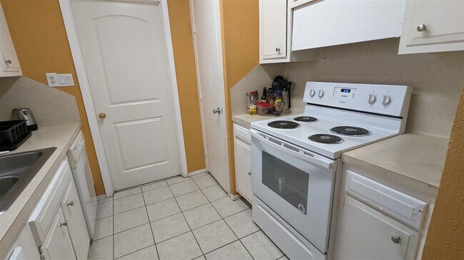 Building Photo - 6130 S Pinesap Dr