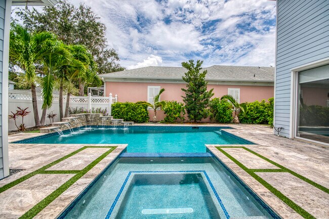 Building Photo - 240 Poinciana Dr