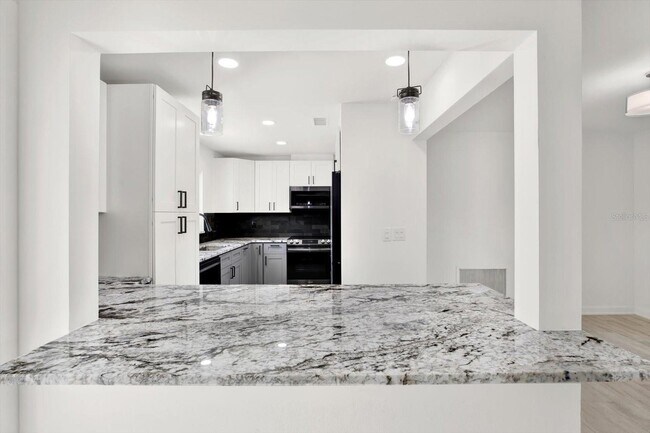 Building Photo - 1346 Hill Dr