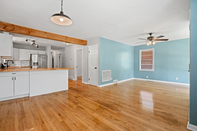 Building Photo - Spacious Home Near Downtown Durham