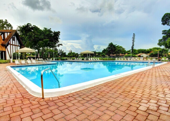 Building Photo - 3720 Inverrary Dr