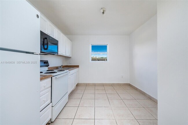 Building Photo - 520 SW Krome Terrace