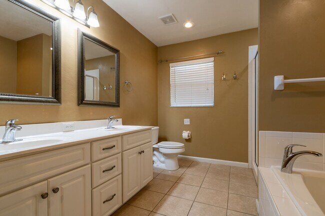 Building Photo - Charming 3BR/2BA Brick Home in the Heart o...