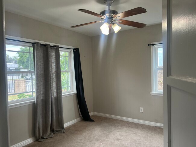 1 bedroom / Shared bathroom - 17424 Saticoy St