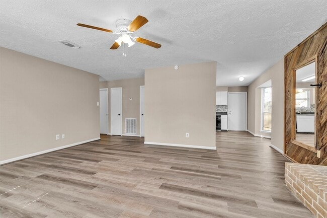 Building Photo - 4627 Hickorygate Dr