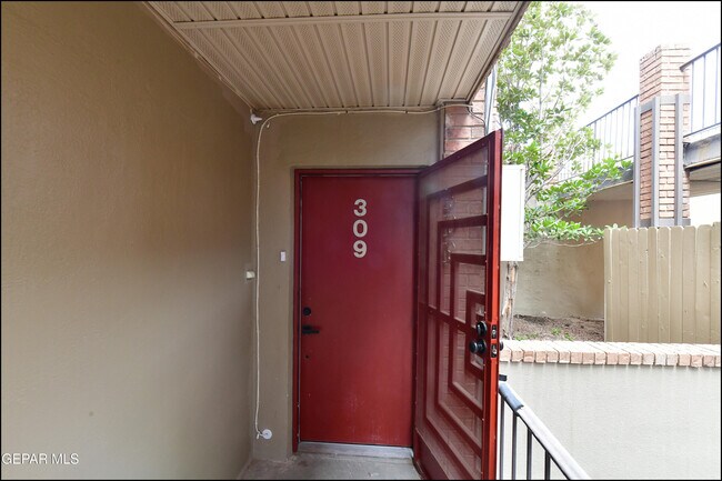 Building Photo - 4433 N Stanton St