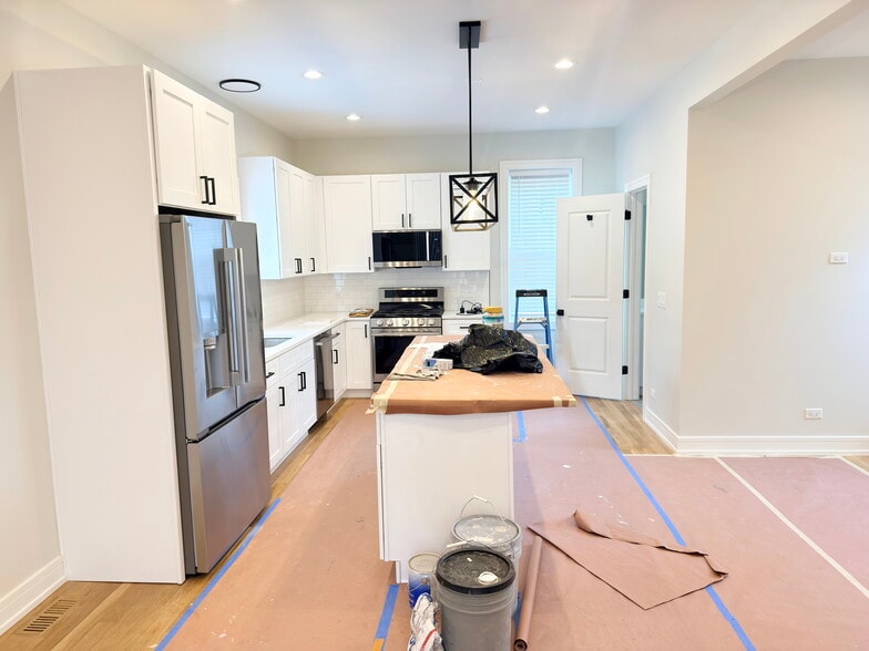 Building Photo - 858 N Paulina St