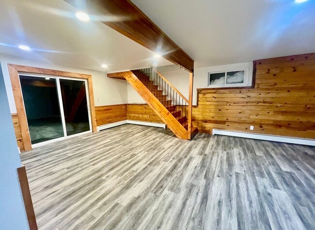 Building Photo - Fantastic 4 bedroom home on a large lot with a fenced in back yard in Eagle River! Available now