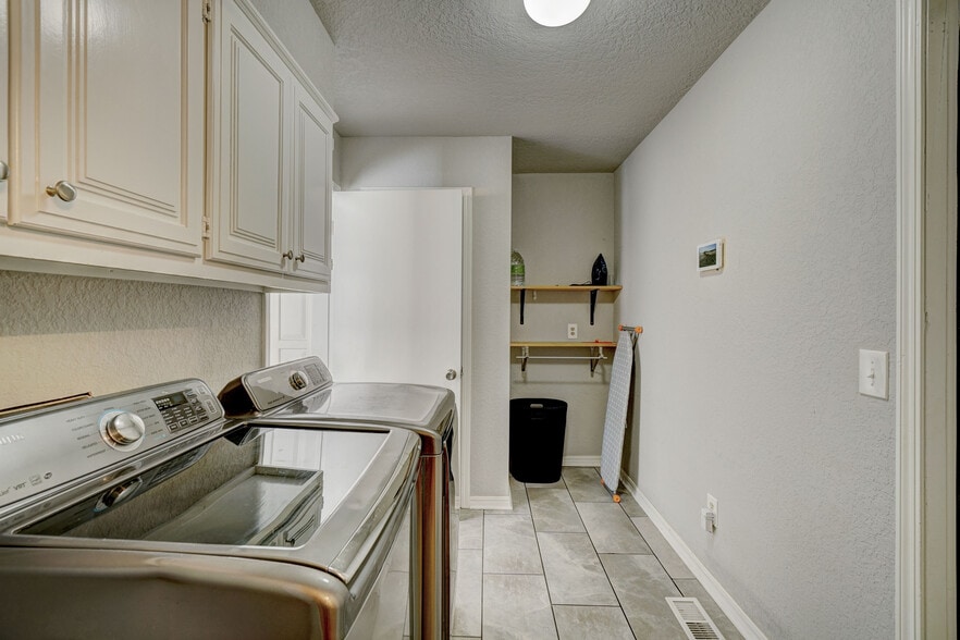 Fully equipped laundry room - 3905 NW 70th St