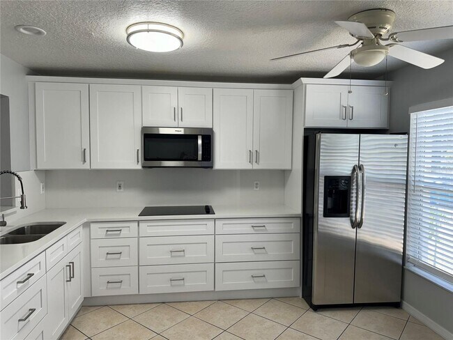 Building Photo - 2 Bedroom 2 Bathroom Condo in Gated Community of Cypress Lakes