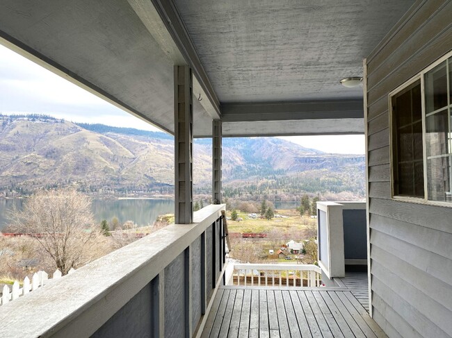 Building Photo - Quiet Duplex Overlooking the River