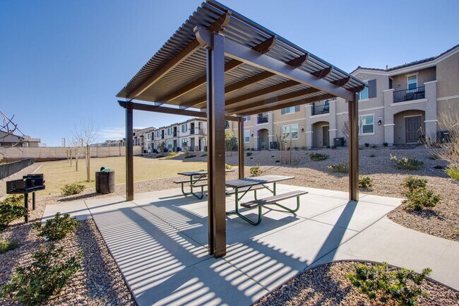 Building Photo - 2 Story Townhouse in Gated Community! Comi...