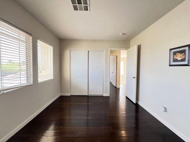 Building Photo - Beautiful and well-maintained two-story home in summerlin