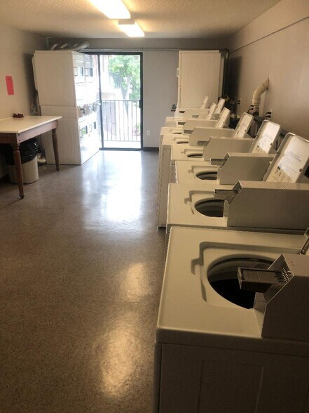 Building Photo - 2860 Waialae Ave