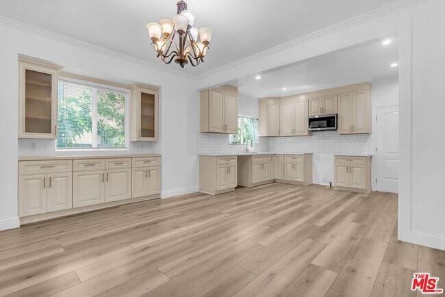Building Photo - 261 W 43rd Pl