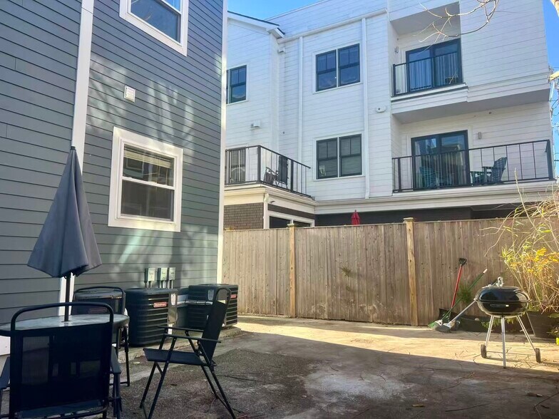 Building Photo - 19 Plymouth St