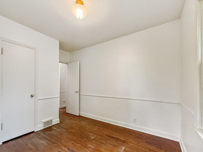 Building Photo - 1201 E 54th St