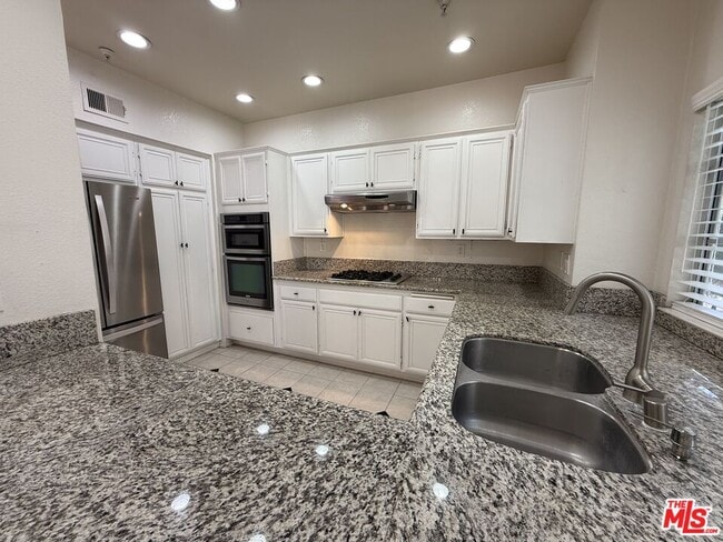 Building Photo - 13975 Lemoli Ave