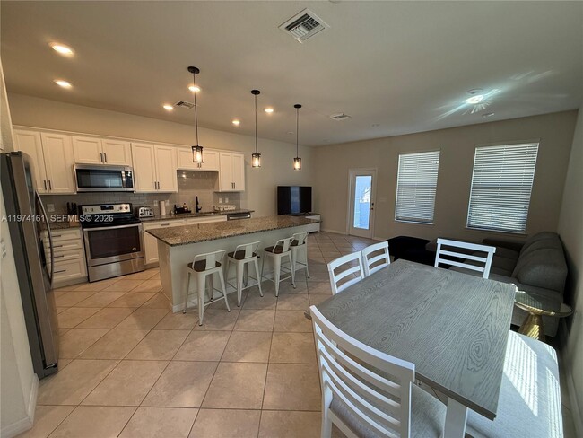 Building Photo - 2857 Bard St