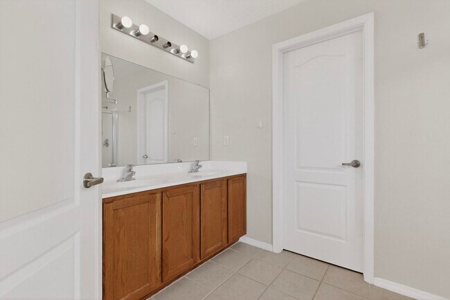 Building Photo - 2713 Violeta Cir SE