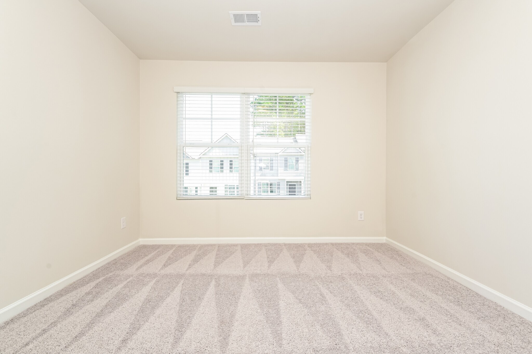 Building Photo - 3573 Saratoga Cir