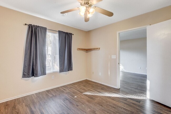 Building Photo - Charming 1 Bedroom / 1 Bathroom Condo in Gated Community!