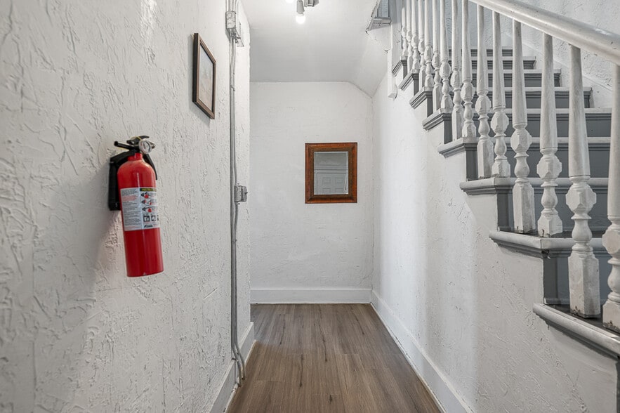 Building Photo - 586 Pleasant St