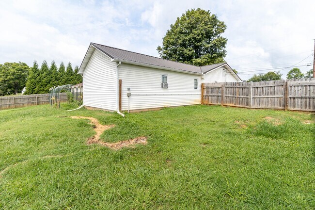 Building Photo - 2821 Vicksburg Ln