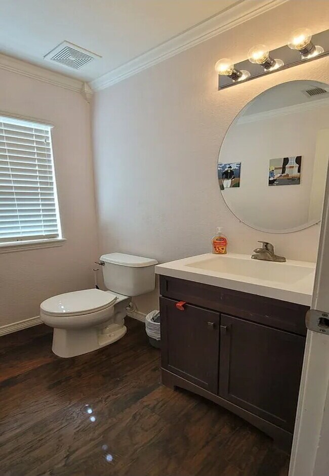 Building Photo - Spacious 3 Bed, 2.5 Bath home with Loft