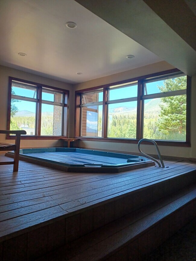 Building Photo - Light Bright 2 BDR plus Loft 3BATH Silvert...