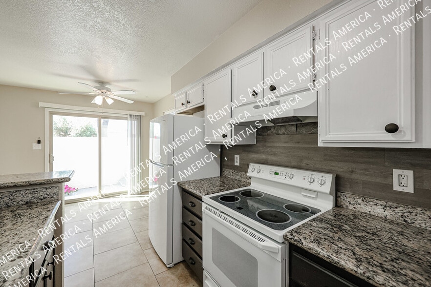 Building Photo - 10815 W Northern Ave