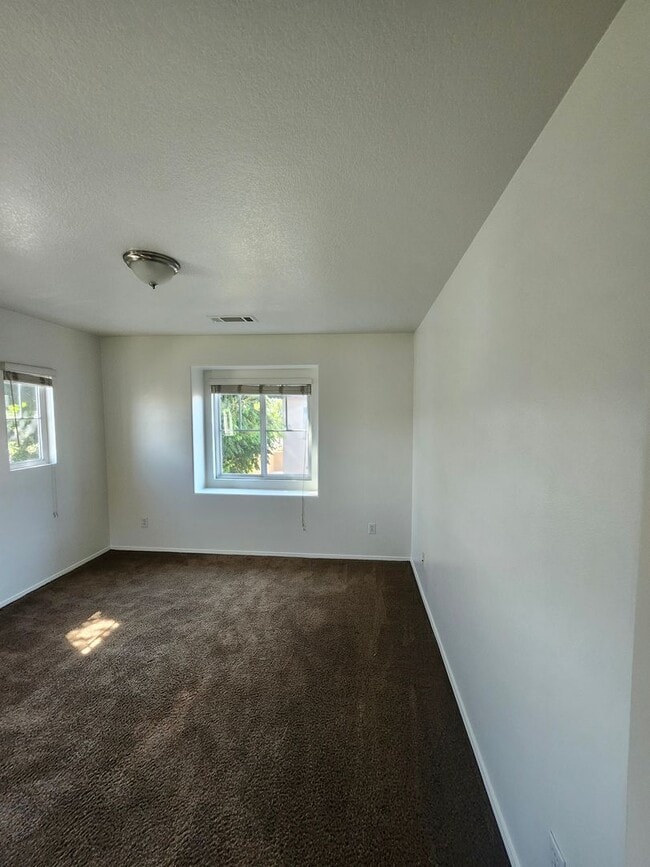 Building Photo - Chino 4 bedroom Beauty