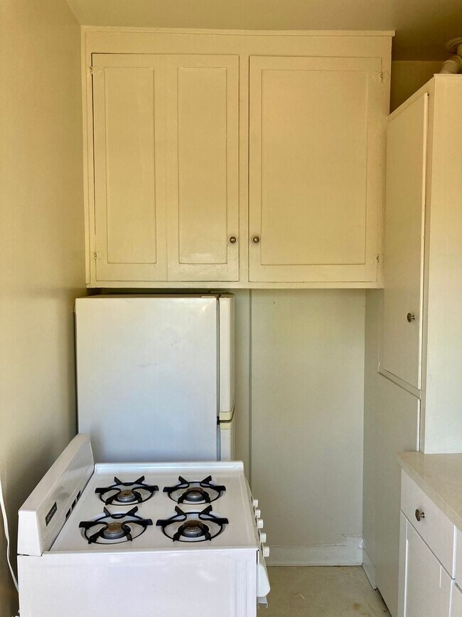 Building Photo - Spanish Craftsman Garden Apartments Bankers Hill