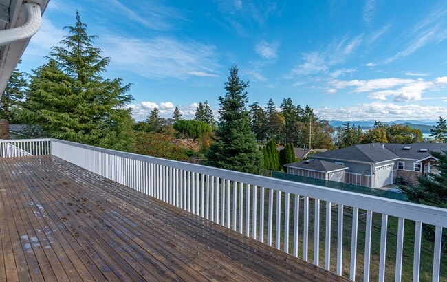 Building Photo - Spacious 2-Story Split-Level Home with Wat...