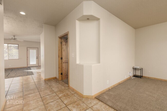 Building Photo - Shadow Mountain 3-Bedroom, 2-Bathroom Home...