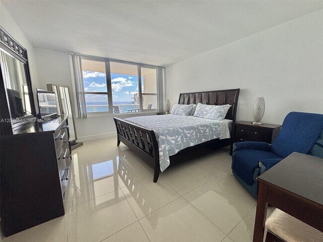 Building Photo - 3505 S Ocean Dr