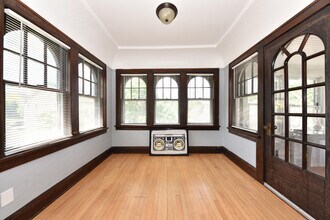 Building Photo - 423 W Vine St
