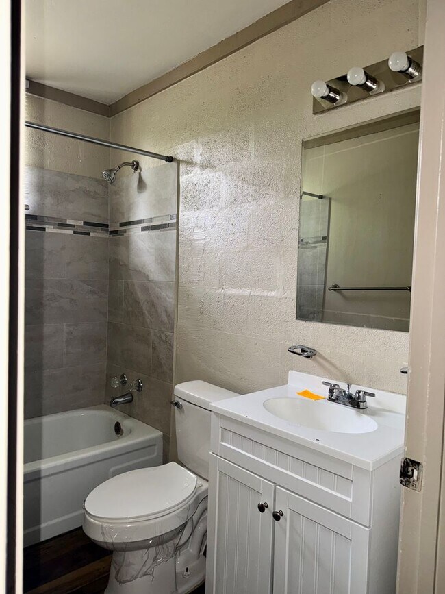 Building Photo - Unit B – Rear Home