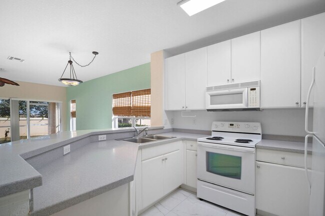 Building Photo - Charming 2-bedroom, 2.5-bathroom townhome ...