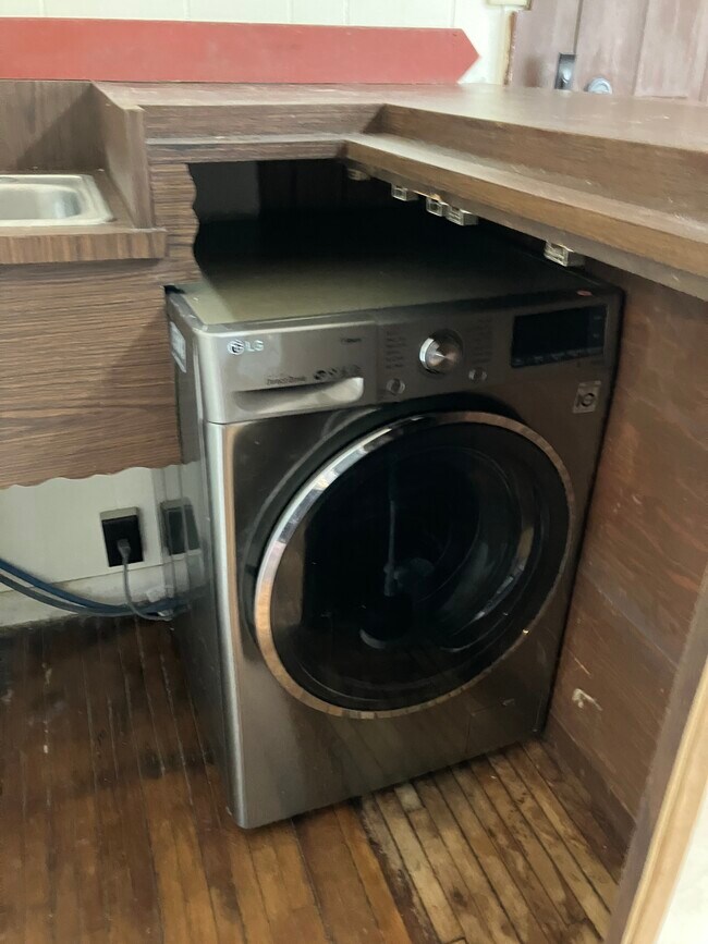 Building Photo - 517 11th Ave W