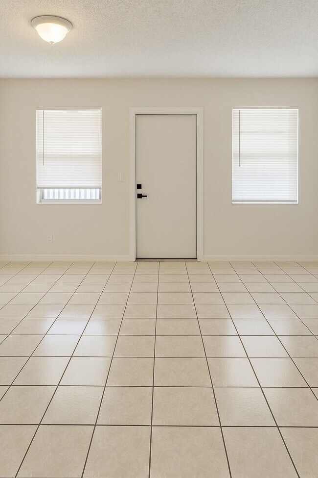 Building Photo - 1151 NE 17th Ct