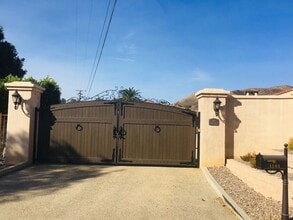 Building Photo - Elegant Studio Retreat on Gated Estate, Ut...